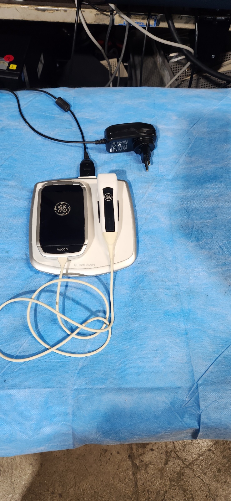 GE Vscan Portable Ultrasound with Probe V-scan with desk charger