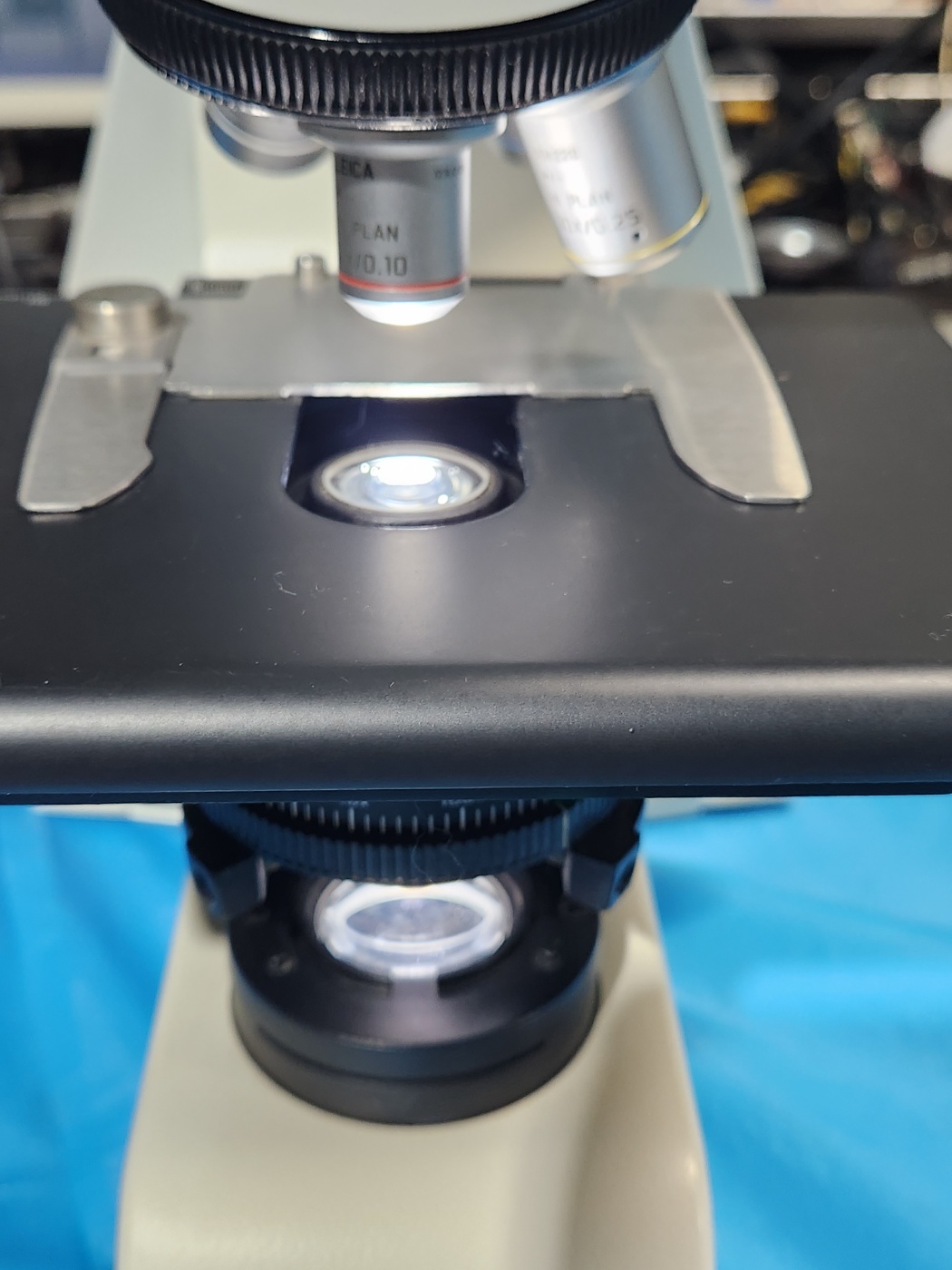 Leica DM750 Phase Microscope