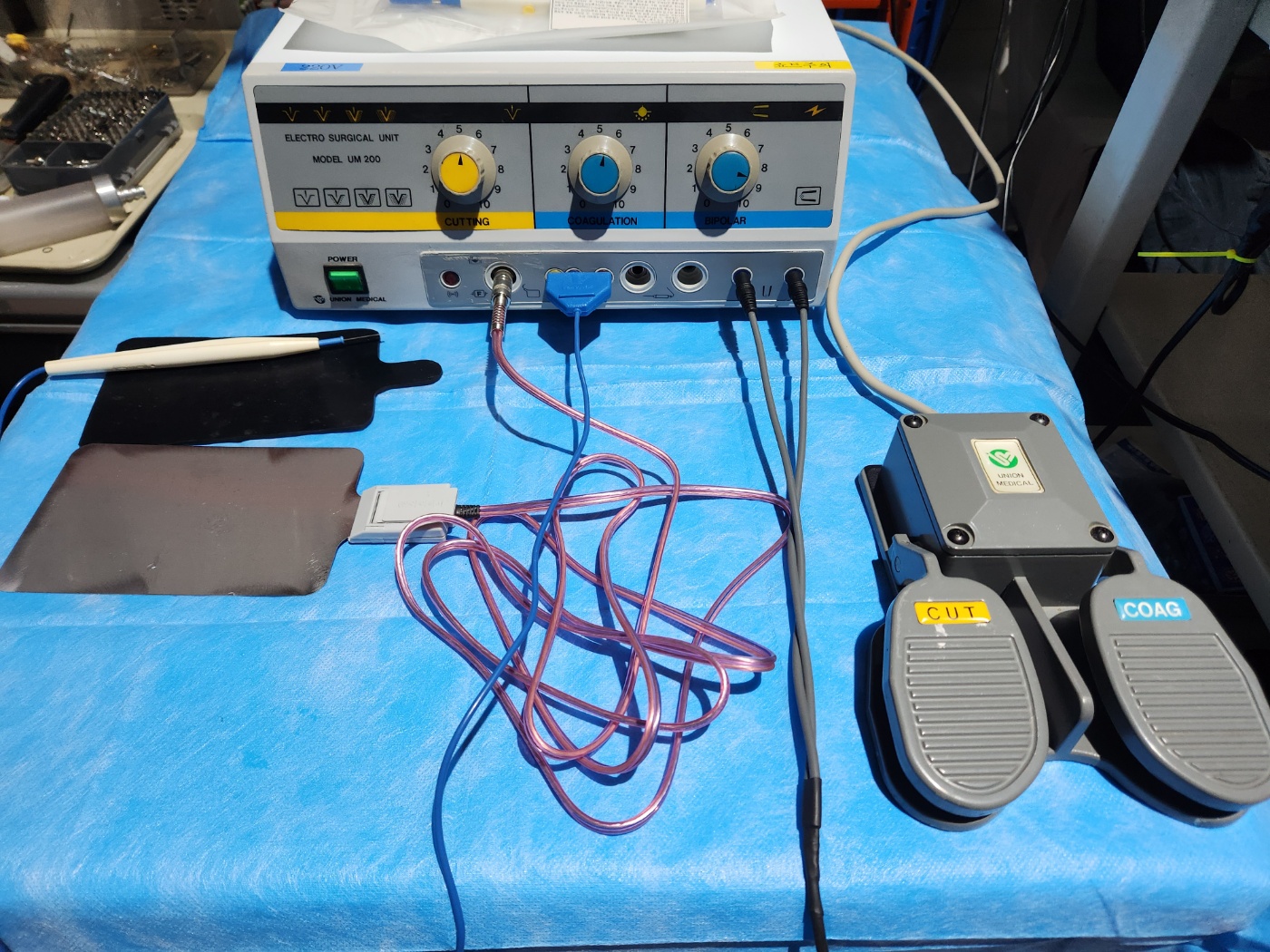 UM 200 Electrosurgical Unit